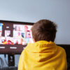 Schüler vor Bildschirm bei Videokonferenz im Homeschooling